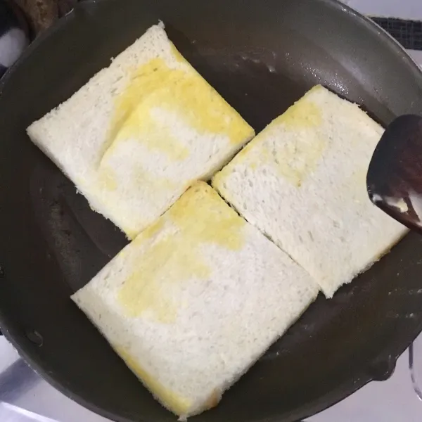 panggang roti dengan margarin hingga garing dan kecoklatan.