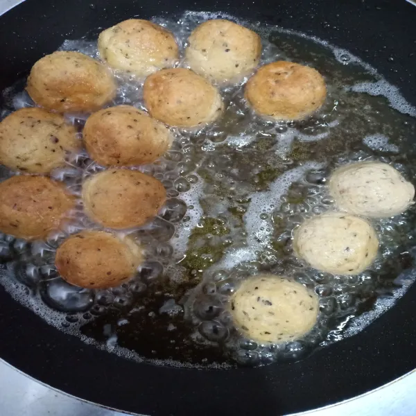 Goreng bola tempe hingga matang
