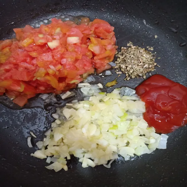 Tumis bawang bombay cincang dan 1 siung bawang putih cincang dengan 2 sdm minyak zaitun hingga harum, masukkan tomatnya, ½ sdt oregano, 2 sdm saus tomat
