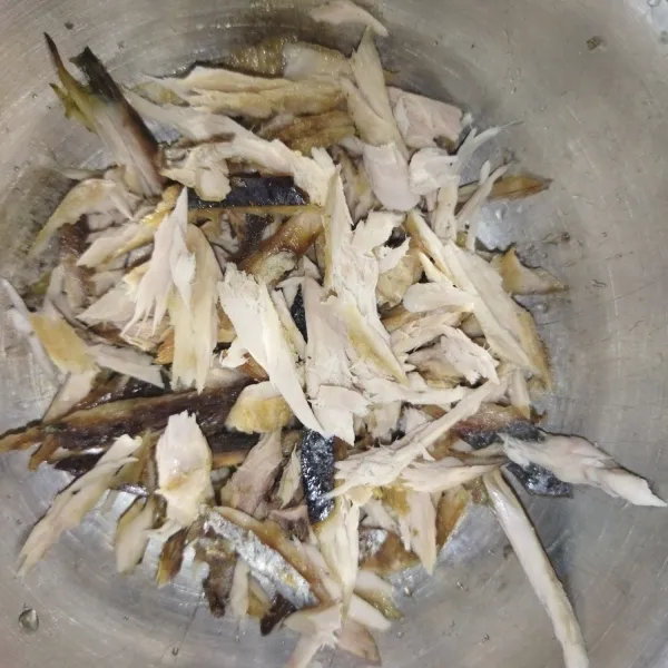 Lalu goreng pindang ikan tongkol, jangan sampai terlalu kering, angkat lalu setelah agak hangat, suwir-suwir ikan tongkolnya.