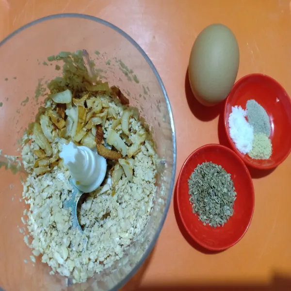Campur tempe yang sudah halus dengan tumisan bawang, telur, ½ sdt kaldu sapi bubuk, ½ sdt garam, ½ sdt lada bubuk, 1 sdm oregano