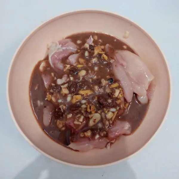 Tuang bumbu marinasi ke dalam ayam. Aduk rata. Masukkan kulkas. Diamkan selama 30 menit