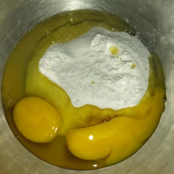 Siapkan wadah lain, masukkan gula halus dan telur.