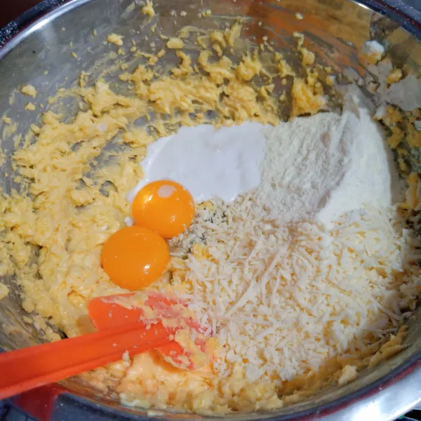 Mixer butter dan margarin hingga rata. Masukkan telur, keju, susu, santan dan tepung