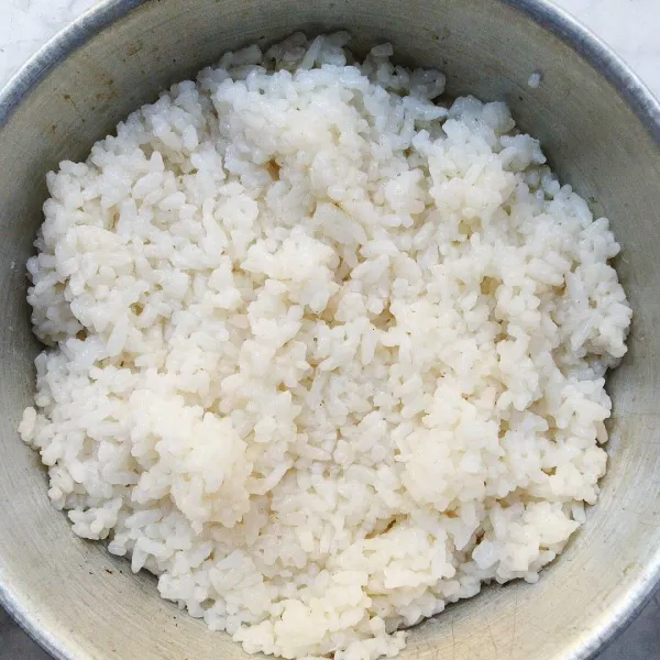Masukkan nasi. Kukus ke dalam kukusan yang sebelumnya sudah dipanaskan. Kukus selama ±30 menit.