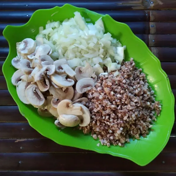Rajang halus bawang bombay, bagi jamur menjadi 2 bagian, separuh dicincang halus, separuh diiris tipis.