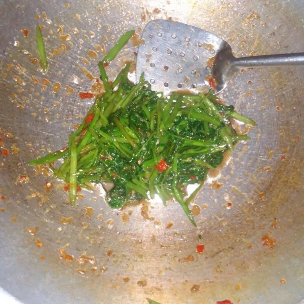 Tambahkan garam, kaldu bubuk dan gula pasir secukupnya, koreksi rasa. Masak kangkung hingga layu dan sajikan.