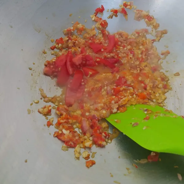 Uleg/ blender bumbu halus. Kemudian tumis hingga matang, masukkan irisan tomat.