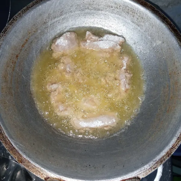 Kemudian goreng sampai matang. Angkat, tiriskan dan sajikan.