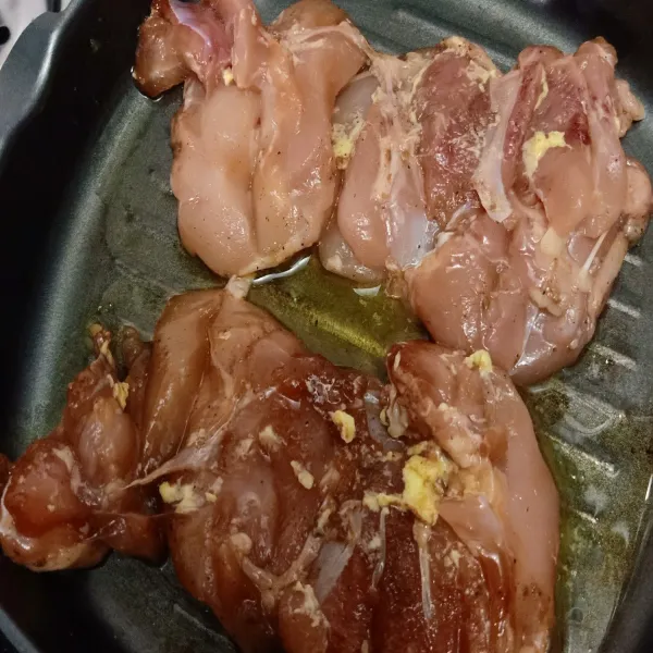 Panaskan grill/ teflon lalu olesi butter tipis. Masukkan ayam panggang sampai sebelah sisi matang.