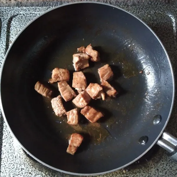Potong daging bentuk dadu, bumbui dengan garam dan merica, masak dengan butter hingga matang.