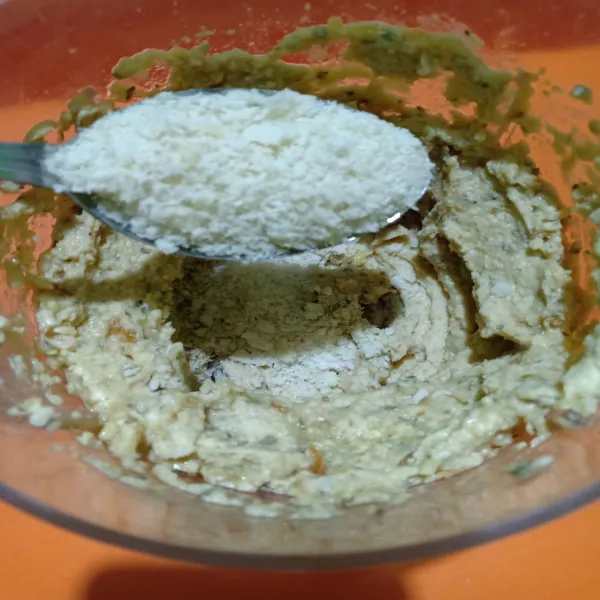 Tambahkan 3 sdm tepung roti, campur rata