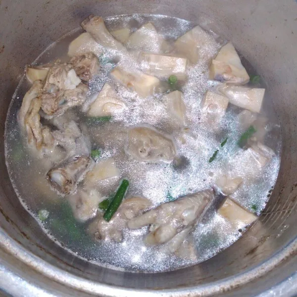 Rebus kembali nangka, ceker dan kepala ayam sampai empuk, terakhir masukkan potongan kacang panjang.