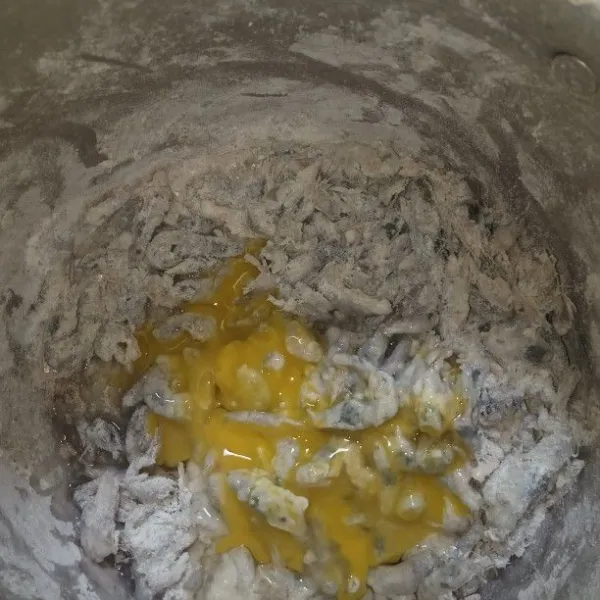 setelah telur sudah tercampur rata masukan tepung kering aduk hingga rata