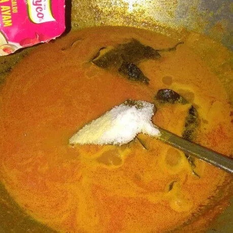 masukan santan aduk perlahan lalu masukan garam, kaldu bubuk dan gula aduk sampai mendidih