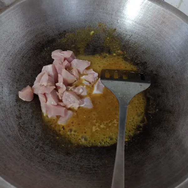 Tumis bumbu halus dengan sedikit minyak sampai harum dan matang, lalu masukkan ayam dan oseng sampai berubah warna.