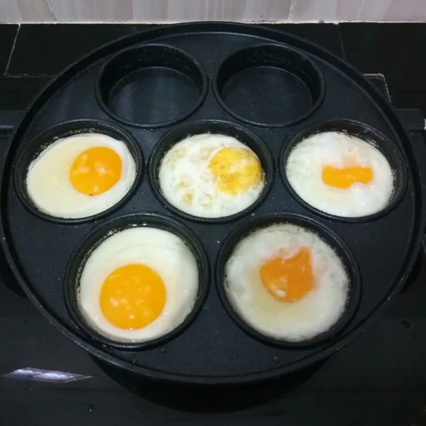 Ceplok telur hingga matang, sisihkan.