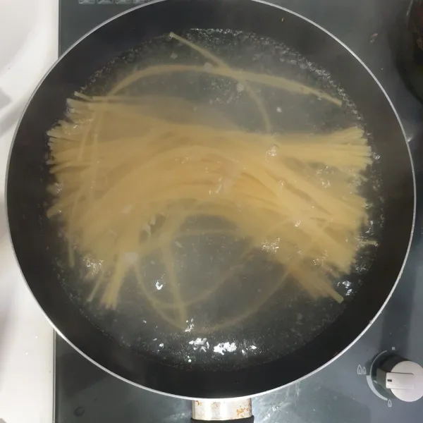 Didihkan air, garam dan minyak sayur. Setelah mendidih, masukkan spaghetti dan rebus selama 10 menit. Angkat dan tiriskan.