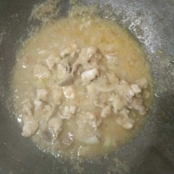 Tumis bahan dihaluskan hingga harum, masukkan potongan bawang bombay, ayam dan baso beri air sedikit, masak hingga ayam matang.