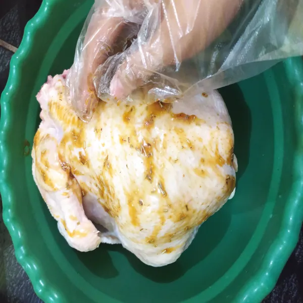 Lumuri ayam dengan semua bahan marinasi yang sudah dicampur rata