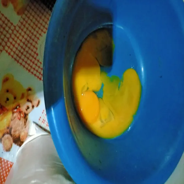 kocok kuning telur hingga mengembang, lalu masukkan tepung yang sudah d ayak bersamaan dengan bahan yang sudah dilelehkan. aduk hingga rata