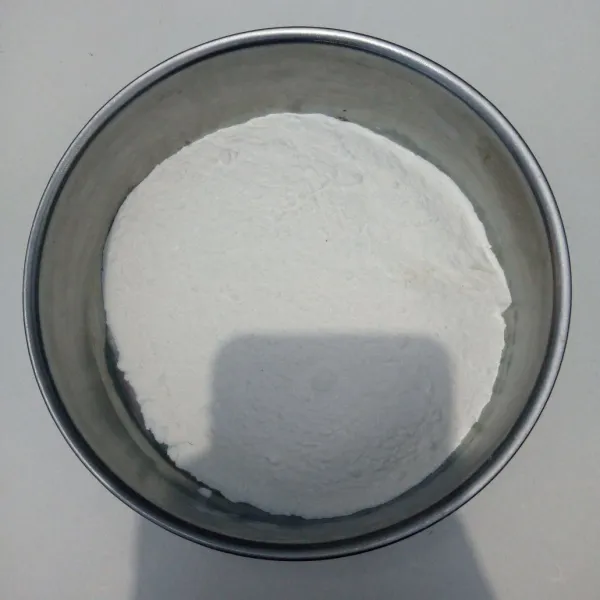 Siapkan adonan kering. Aduk rata.