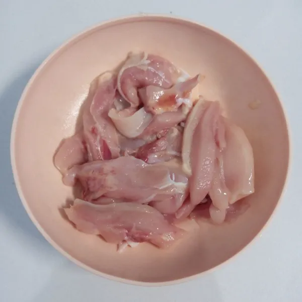 Siapkan paha ayam. Ambil dagingnya. Kemudian potong memanjang.
