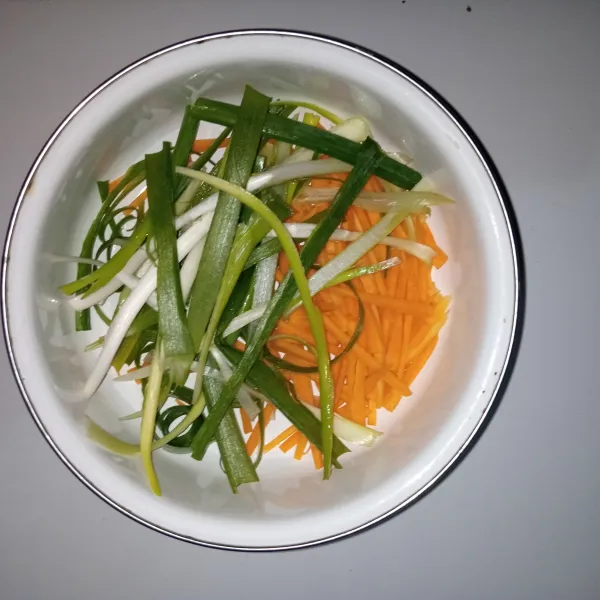 Potong memanjang tipis wortel dan bawang pre