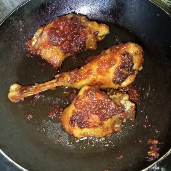 Bakar ayam menggunakan teflon ataupun arang dan sambil dioles bumbu sisa ungkep ayam, sajikan.