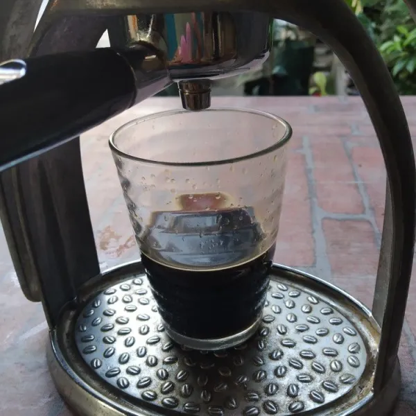 Haluskan biji kopi, buat espresso dengan menambahkan air panas, jika tidak punya alat presso, dapat diseduh biasa.