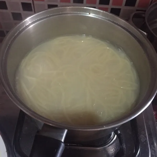 Panaskan air, tambahkan sedikit minyak dan garam, lalu rebus spaghetti sampai matang, sisihkan.