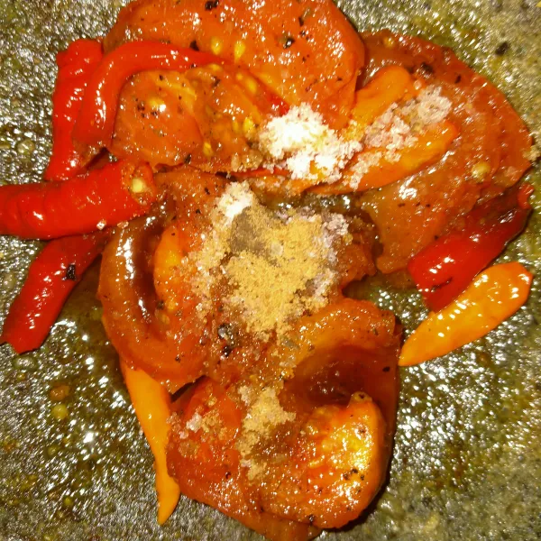 Ulek hingga halus beri terasi, garam, gula pasir, penyedap rasa dan beri jeruk limau.