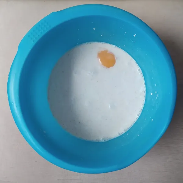 Cara membuat kremesan, siapkan bahan bahan aduk semua bahan kecuali kuning telur hingga tercampur rata, koreksi rasa hingga sesuai selera, setelah itu masukkan kuning telur aduk rata.