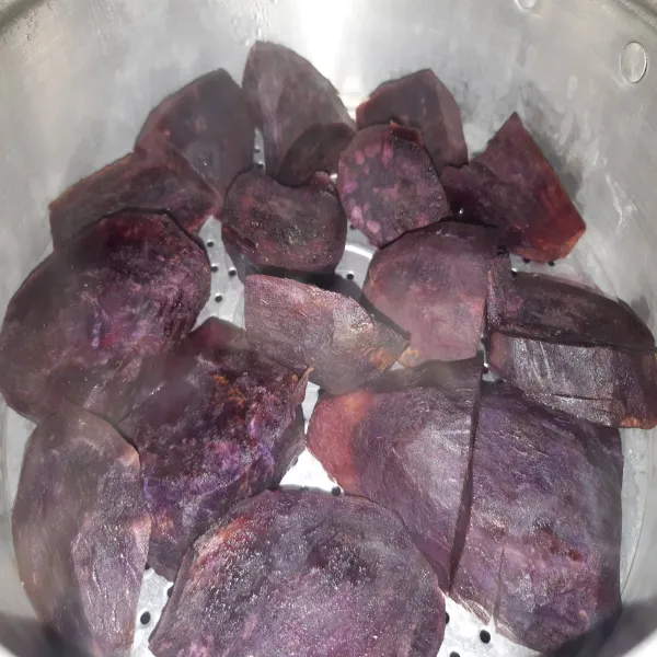 Kukus ubi ungu hingga empuk.