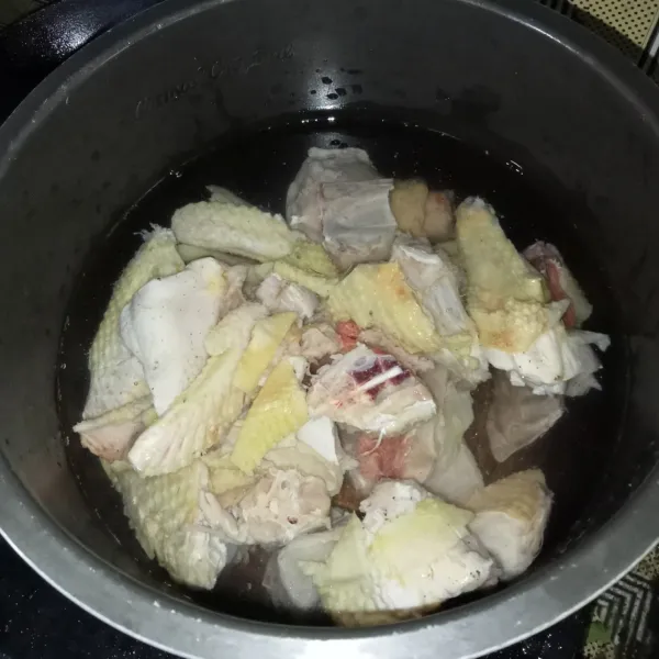Masukkan ayam dan air kedalam panci, lalu rebus dengan api sedang.