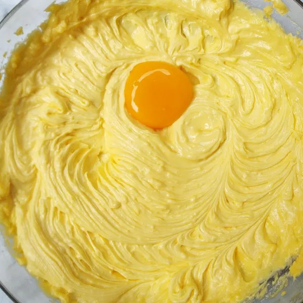 Lalu, tambahkan kuning telur. Mixer lagi asal rata.