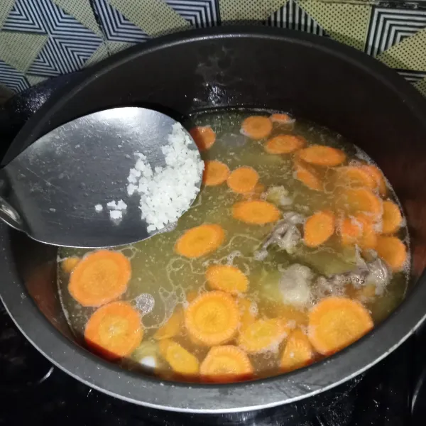 Masukkan kentang, wortel dan bumbu-bumbu. Masak hingga ayam matang dan empuk.