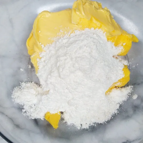 Campur margarin dan gula halus ke dalam wadah. Lalu mixer sebentar aja sekitar ± 2-3 menit.
