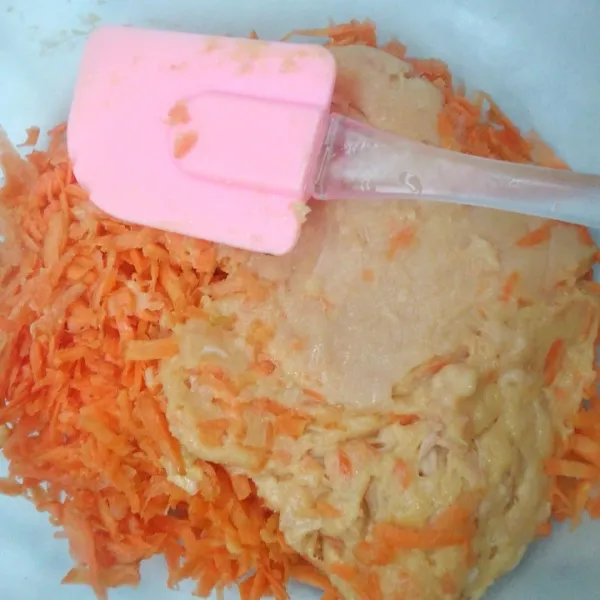 Masukkan wortel parut dan ayam yang sudah digiling ke dalan wadah.