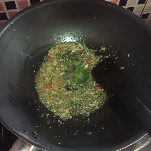 Tumis bumbu halus, bawang bombay dan daun jeruk sampai wangi.