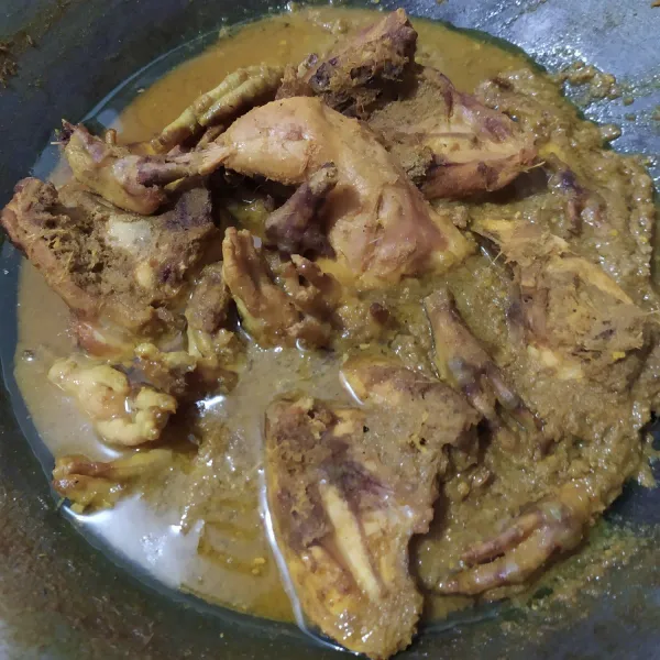 Masukkan ayam yang sudah dicuci bersih, kemudian masak hingga ayam matang dan air ungkepan menyusut. Goreng hingga kecoklatan.