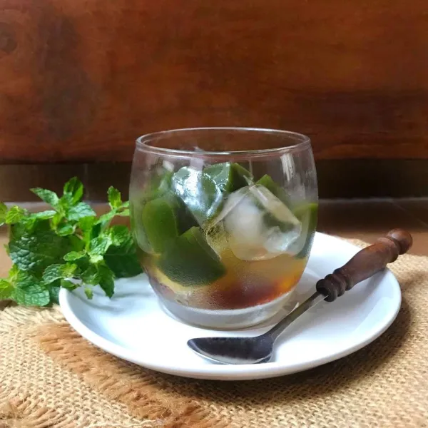 Siapkan gelas, takaran bahan per porsi sesuai selera. Tata es batu, sirup gula merah dan irisan cincau hijau dalam gelas. Tuang kuah santan. Aduk terlebih dahulu sebelum dinikmati.