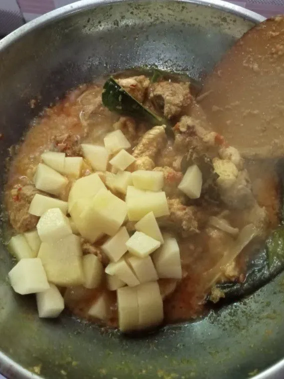 Masak ayam sampe keluar sari nya, kemudian masukan potongan kentang, masak hingga ayam dan kentang empuk