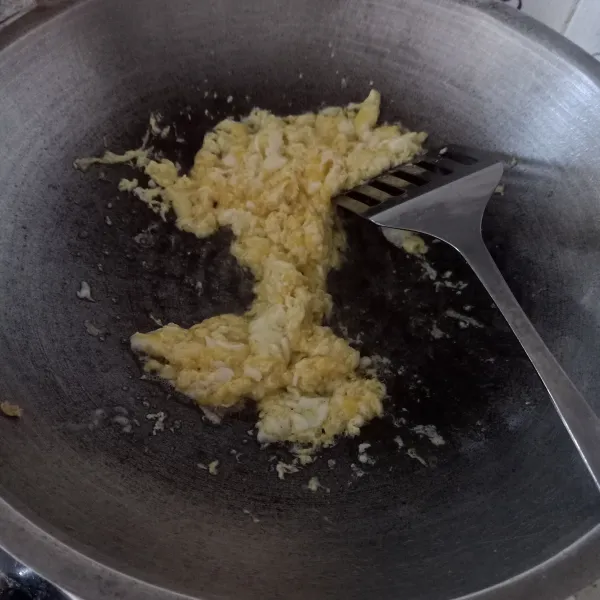 Goreng telur orak-arik dengan sedikit minyak, sisihkan.