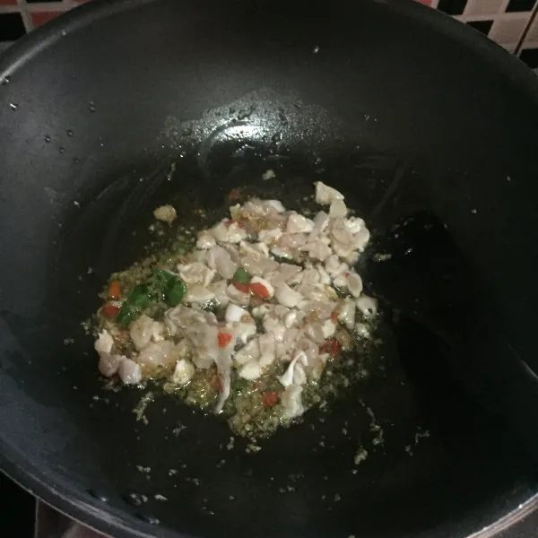 Tambahkan ayam, masak sampai matang.