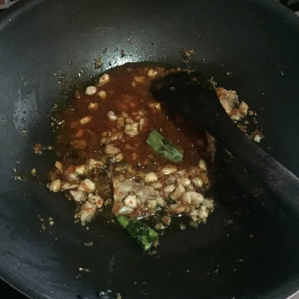 Tambahkan penyedap rasa, air, lalu aduk rata. Sajikan dengan spaghetti dan keju parut.