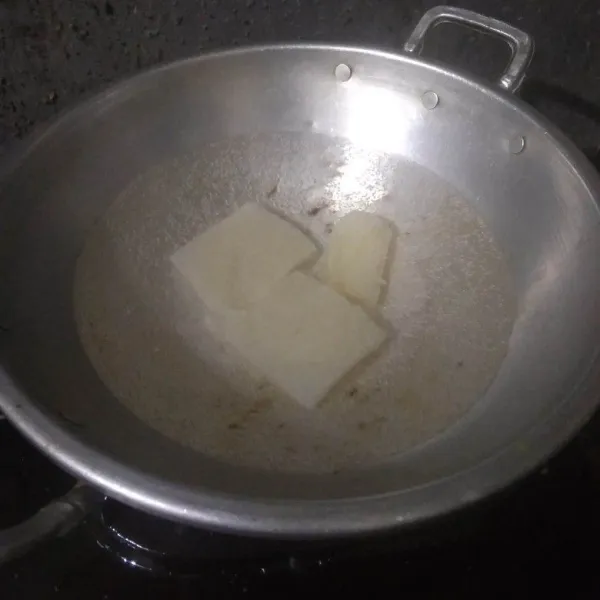 Rebus cecek/ kulit sapi hingga empuk kemudian potong dadu kecil.