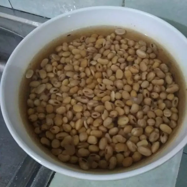 Rendam kacang kedelai dalam air mendidih selama 10 menit, kemudian tiriskan dan goreng hingga matang dan kriuk.