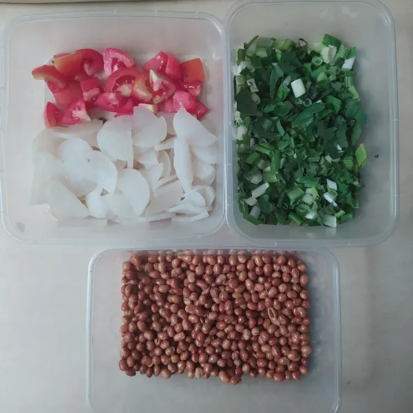 Siapkan bahan-bahan pelengkap. Potongan tomat, potongan daun bawang seledri dan lobak yang sudah direbus.