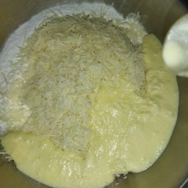 Lalu siapkan wadah/ baskom, lalu masukkan tepung sagu, keju cheddar parut, telur dan margarin yang tadi sudah diblender, serta garam.
